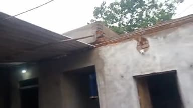 शिवपुरी: सिरसौद गांव में बरसात के पानी से मकान का पिलर बैठने से टीनशेड टूट कर गिरा,बाल बाल बचे परिवार के लोग,बाइक हुई क्षतिग्रस्त