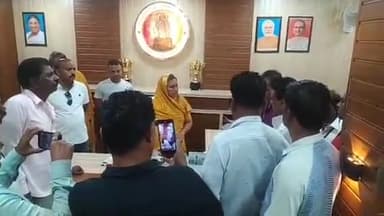 मंदसौर: गांधी चौराहा नपा मे अध्यक्ष एवं सीएमओ को सकल बाल्मीकि समाज संयुक्त मोर्चा ने विभिन्न मांगों को लेकर दिया ज्ञापन