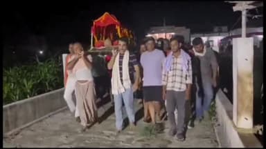 गोपालगंज: मुंबई से बेलसड पहुंचे फिल्म अभिनेता पंकज त्रिपाठी, पिता के अन्तिम संस्कार में हुए शामिल, नम हुई अभिनेता की आंख।