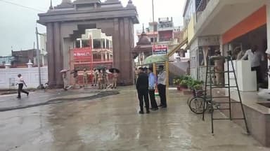 गोरखपुर: लखनऊ से आए एडीजी सुरक्षा ने गोरखनाथ मंदिर के सुरक्षा व्यवस्था को परखा