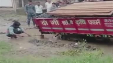 खाचरौद: खाचरोद क्षेत्र में नल जल योजना को लेकर पीएचआई विभाग द्वारा सड़कों पर गड्ढे खोदे गए, ट्रैक्टर ट्राली फंसे