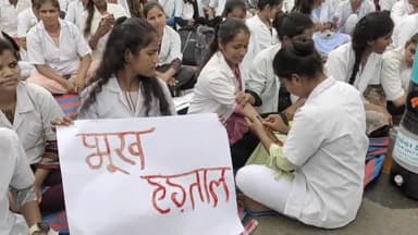 मंदसौर: मंदसौर गांधी चौराहा पर 7 सूत्रीय मांगों को लेकर नर्सिंग छात्र संगठन ने करी भुखरता 5 से 6 छात्र हुई बेहोश
