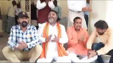 जबलपुर: महाराणा प्रताप वार्ड के भाजपा पार्षद जीतू कटारे ने नगर निगम में किया धरना प्रदर्शन