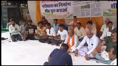 बूंदी: नंदी शाला निर्माण को लेकर गौ भक्त गौ सेवकों काविरोध प्रदर्शन के साथ 16 दिन भी धरना जिला कलेक्टर के बाहर रहा जारी