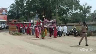 बालोद: ज़िला मुख्यालय पर जिला चतुर्थ वर्ग कर्मचारी संघ ने दिया एक दिवसीय धरना, रैली निकालकर सरकार के खिलाफ़ की नारेबाज़ी