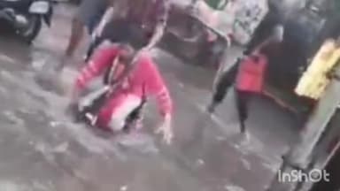 आगरा: राजा मंडी बाजार में नगर निगम की लापरवाही के कारण गड्ढे में गिरे लोग, सीसीटीवी वीडियो हुआ वायरल