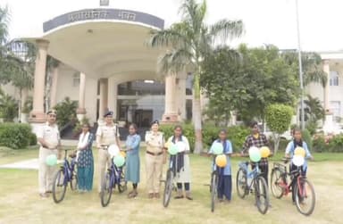 राजगीर: बिहार पुलिस अकादमी में गरीब बच्चों के बीच साइकिल का किया गया वितरण, डीआईजी ने दी जानकारी