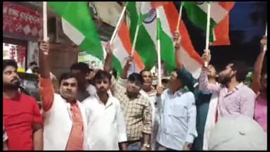 गोपालगंज: चंद्रयान-3 के सफल लैंडिंग के बाद शहर के मौनिया चौक पर भाजपा कार्यकर्ताओं ने की आतिशबाजी जताया खुशी।