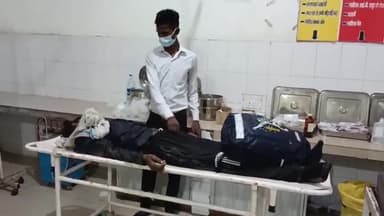 बदायूं: नौशेरा तिराहे पर अचेत अवस्था में एक अज्ञात युवक सड़क किनारे पड़ा मिला, एंबुलेंस कर्मियों ने जिला अस्पताल में भर्ती कराया