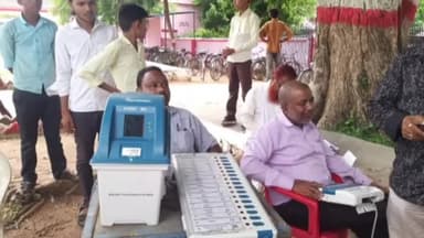 अजयगढ़: वार्ड नं 12 में मतदाताओं को जागरूक करने हेतु ईवीएम का किया गया प्रदर्शन