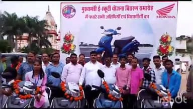 टीकमगढ़: टीकमगढ़ शहर के नजर बाग में टॉपर छात्र छात्राओं को विधायक राकेश गिरी ने सोपी ई स्कूटी की चाबी