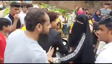 4 वर्ष पे विदेश से लौटे पति ने पत्नी को रखने से किया इनकार पत्नी ने दबोचा। मामला #जहानाबाद का।
#जहानबाद #बिहार #india