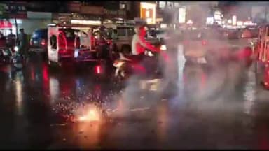 प्रयागराज: चंद्रयान-3 की सफलतापूर्वक लैंडिंग के बाद प्रयागराज के मेयर ने लोगों के साथ सुभाष चौराहे पर आतिशबाजी कर मनाया जश्न