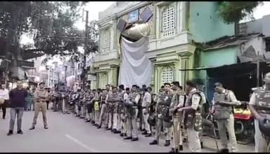 धार: जिला पुलिस ने शहर में एहतियातन निकाला फ्लैग मार्च, सड़कों पर सायरन बजाते पुलिस वाहन और पैदल मार्च करते निकले पुलिस जवान