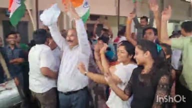 खतौली: चंद्रयान 3 की सफल सॉफ्ट लैंडिंग के बाद बड़ी बाजार स्थित ठाकुरद्वारा में लोगों ने एक दूसरे को मिठाईयां खिला कर दी बधाई।