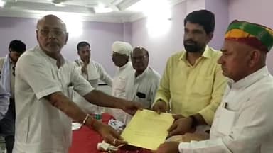 सरदारशहर: शनिमंदिर सहित 2 जगह पर विधानसभा चुनाव के 8 दावेदारों ने कांग्रेस ब्लॉक अध्यक्ष राजवी व देहात अध्यक्ष डूडी को सौपें आवेदन