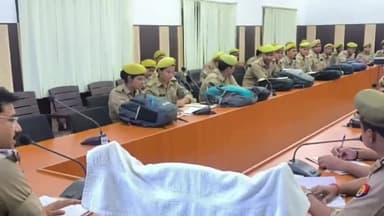 रायबरेली: रिजर्व पुलिस लाइन में अपर पुलिस अधीक्षक द्वारा जिले के समस्त स्थान के पैरोकर के साथ की बैठक