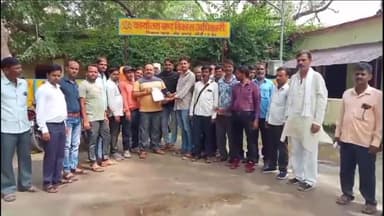 मोठ: रोजगार सेवक संघ के द्वारा  अधिकारी विकासखंड मोठ के माध्यम से माननीय मुख्यमंत्री उत्तर प्रदेश को 8 सूत्रीय ज्ञापन दिया