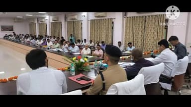 प्रयागराज: सर्किट हाउस में मंत्री नंद गोपाल गुप्ता नंदी ने जनपद के विकास कार्यों एवं कानून व्यवस्था को लेकर की समीक्षा बैठक