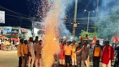 बैरसिया: चंद्रयान-3 के सफल लैंडिंग पर भाजपा कार्यकर्ताओं ने बेरसिया के बस स्टैंड चौराहे पर पटाखे जलाकर मनाई खुशी