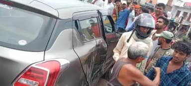 इचाक: इचाक मोड़ के टर्निंग प्वाइंट पर टेलर ने स्विफ्ट कार को मारी टक्कर, कार सवार दो पुरुष व एक महिला सुरक्षित