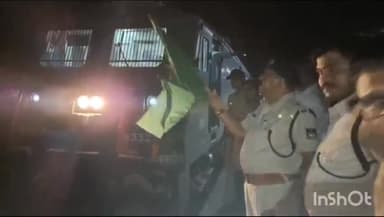 टीकमगढ़: टीकमगढ़ रेलवे स्टेशन से मुख्यमंत्री तीर्थ दर्शन योजना के तहत यात्री द्वारका के लिए हुए रवाना