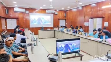 टीकमगढ़: टीकमगढ़ जिला पंचायत में मुख्यमंत्री सीखो कुमाऊं योजना का लाइव प्रसारण देखा गया