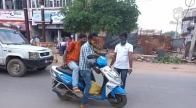 गोड्डा: शहरी क्षेत्र अंतर्गत मिशन चौक पर चलाया गया सघन वाहन जांच अभियान, पिछले 2 दिन में लाखों का चालान काटकर की गई राजस्व वसूली