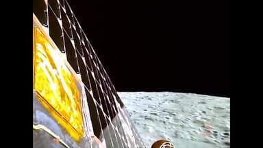 चांद की सतह के ठीक ऊपर चक्कर लगाता #Chandrayaan_3
लैंडिंग से पहले अपने मुफीद और सुरक्षित जगह की तलाश में जुटा...