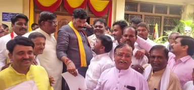 ಮುಂಡರಗಿ: ಬೇಡಿಕೆ ಈಡೇರಿಕೆಗೆ ಆಗ್ರಹಿಸಿ ಪಟ್ಟಣದ ಡಾ.ಅಂಬೇಡ್ಕರ್ ನೋ.ಕ.ಕಾ.ಸಂಘದಿಂದ ಹುಬ್ಬಳ್ಳಿಯಲ್ಲಿ ಸಚಿವ ತಂಗಡಗಿಗೆ ಮನವಿ