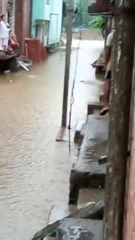 उंझानी मे भयंकर बारिश से घरो मे भरा पानी