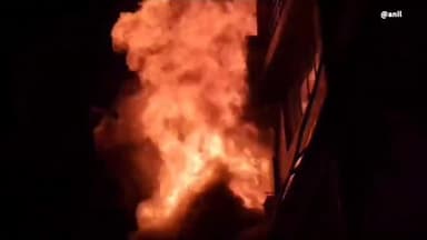 देेेवरिया: पंजाबी मोहल्ला स्थित तीन मंजिला खिलौने के गोदाम में लगी भीषण आग, फायर सर्विस अधिकारी ने दी जानकारी