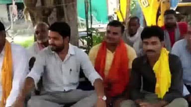 गौरिहार: सेवा सहकारी समिति सरवई के दर्जनों कर्मचारी वेतन मांग की लेकर कर रहे हड़ताल