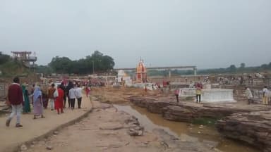 सेवड़ा सनकुवां धाम पर रैली की भीड़