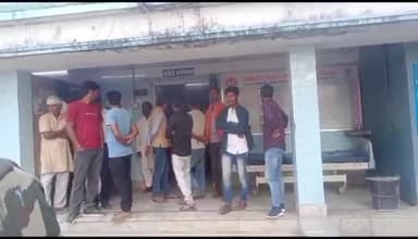 गोपालगंज: नेउरी पुल केपाससड़कदुर्घटना मे एककीहुई मौत दोअन्य घायल घायलों को इलाज के लिए लाया गया PHC शव को भेजा गया पोस्टमार्टम मे