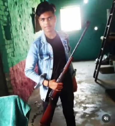 बरेली: एजाज नगर गोटिया के रहने वाले एक युवक का तलवार और बंदूक के साथ फोटो वायरल, जांच में जुटी पुलिस