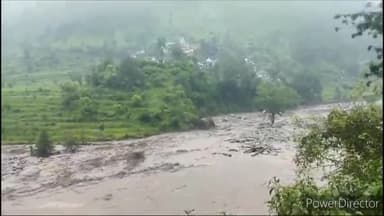 थराली: थराली में फिर से बढ़ा पिण्डर नदी का जल स्तर, नदी किनारे बने कुछ घरों में घुसा पानी