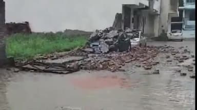 मुरादाबाद: जिगर कॉलोनी में दीवार के किनारे खड़ी दो कारों पर गिरी जर्जर दीवार, दोनों कार मलबे में दबाकर हुई क्षतिग्रस्त