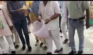 ग्वालियर गिर्द: गंदे पानी की समस्या को लेकर निगम मुख्यालय पहुंचे कांग्रेस नेता सुनील शर्मा, जमकर किया धरना प्रदर्शन