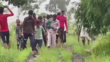 उज्जैन ग्रामीण: गांव सकरिया सुल्तान में सड़क नहीं होने से लोग परेशान, ग्रामीणों ने रोड नहीं तो वोट नहीं के लगाए नारे