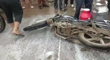 हाथरस: भगत सिंह तिराहे के पास ई रिक्शा ने बाइक सवार दूधिया को मारी टक्कर, हादसे में बाइक सवार दूधिया हुआ घायल