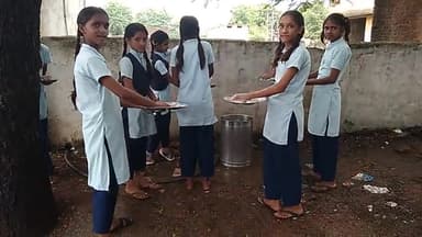 टीकमगढ़ शासकीय माध्यमिक शाला कांटी में खाना खाने के बाद बर्तन धोते बच्चे परिजनों में नाराजगी