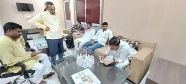 आज #प्रयागराज के #प्रीतमनगर स्थित आवास पर जनता दर्शन कार्यक्रम में लोगों से आत्मीय भेंट कर उनकी समस्याओं को सुना एवं त्वरित कार्यवाही हेतु सबंधित विभाग के अधिकारियों को पत्र एवं फोन के माध्यम से निर्देशित किया।

#vinodsonkar #BJP4IND #Kaush