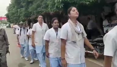 ग्वालियर गिर्द: परीक्षा कराने की मांग को लेकर फूलबाग चौराहे पर नर्सिंग कॉलेज के छात्र-छात्राओं ने किया प्रदर्शन