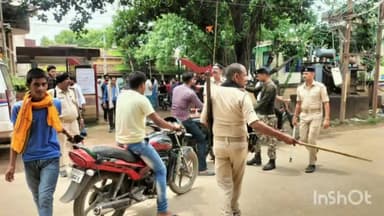 डुमरांव: SP के निर्देश पर चलाया गया डुमरांव थाना क्षेत्र में सघन वाहन चेकिंग अभियान, कागजात के साथ शराब व हथियारों की हुई जांच