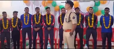 कवर्धा: पुराना पुलिस लाइन में संचालित फोर्स एकेडमी से प्रशिक्षणरत 14 युवकों व 2 युवतियों का पैरामिलिट्री फोर्स में हुआ चयन