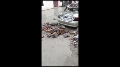 मुरादाबाद: जिगर कॉलोनी C ब्लॉक में कब्रिस्तान की कच्ची दीवार अचानक गिरी ,दीवार की चपेट में आकर दो कारे हुई शक्तिग्रस्त