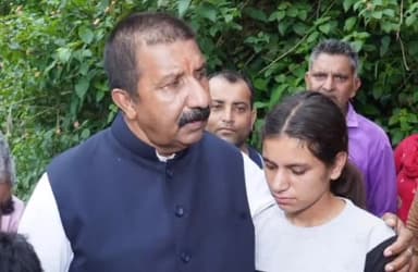 खुंडियां: उपमुख्यमंत्री मुकेश अग्निहोत्री ने कुराल गांव के दो भाइयों को मकान ज़मींदोज़ होने पर दिए सवा-सवा लाख रुपए