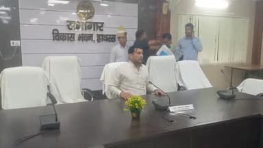 हाथरस: राज्य मंत्री ऊर्जा एवं वैकल्पिक ऊर्जा विभाग यूपी डॉ. सोमेंद्र तोमर द्वारा विकास भवन सभागार में की गई प्रेसवार्ता