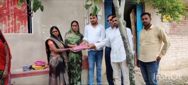 मोहम्मदगंज: सोना सोबरन योजना के तहत माली गांव स्थित जन वितरण प्रणाली दुकान में लाभुकों के बीच धोती साड़ी का हुआ वितरण